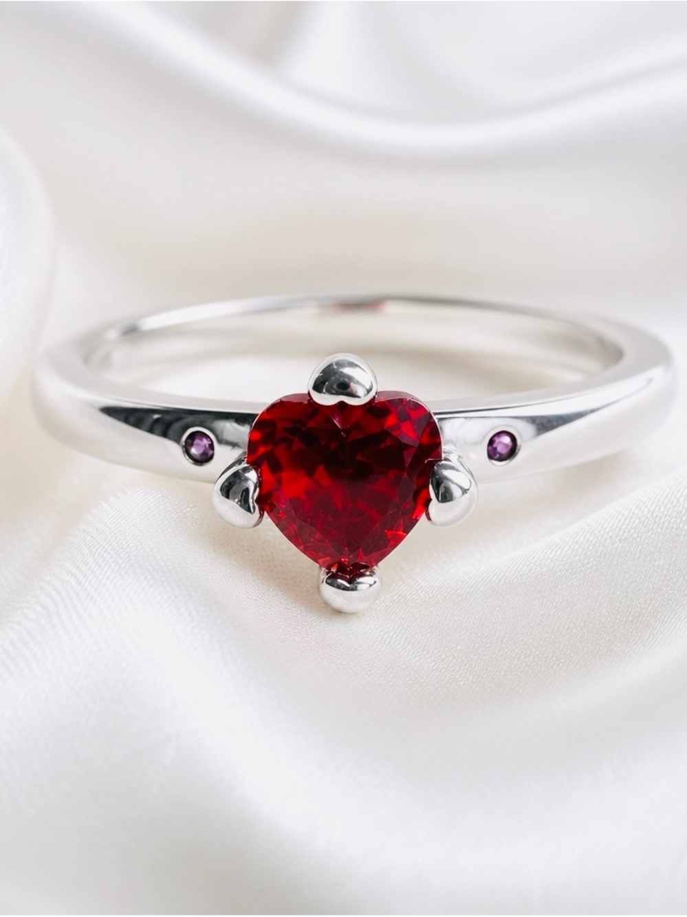 Pandora Silver Ring with Heart-Shaped Red Gem.new with out tag. Size 7